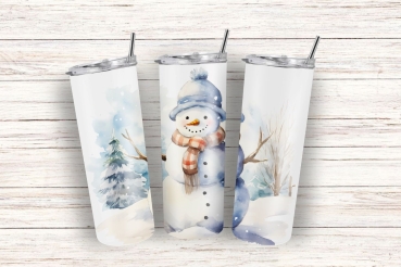 Set von drei Thermobechern mit winterlichem Schneemann-Design und schneebedeckten Bäumen auf Holzuntergrund.